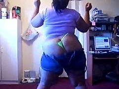 YOUNG THICK BBW SHAKING THAT ENORMOUS ELEPHANT AFRICAN THICK BLACK ASS!